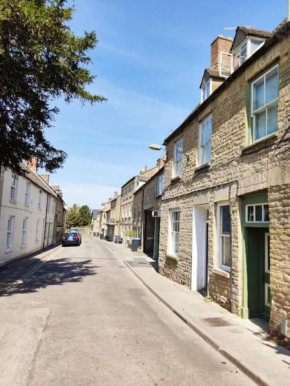 Spacious 1-bed apartment with super king or twin in central Charlbury, Cotswolds